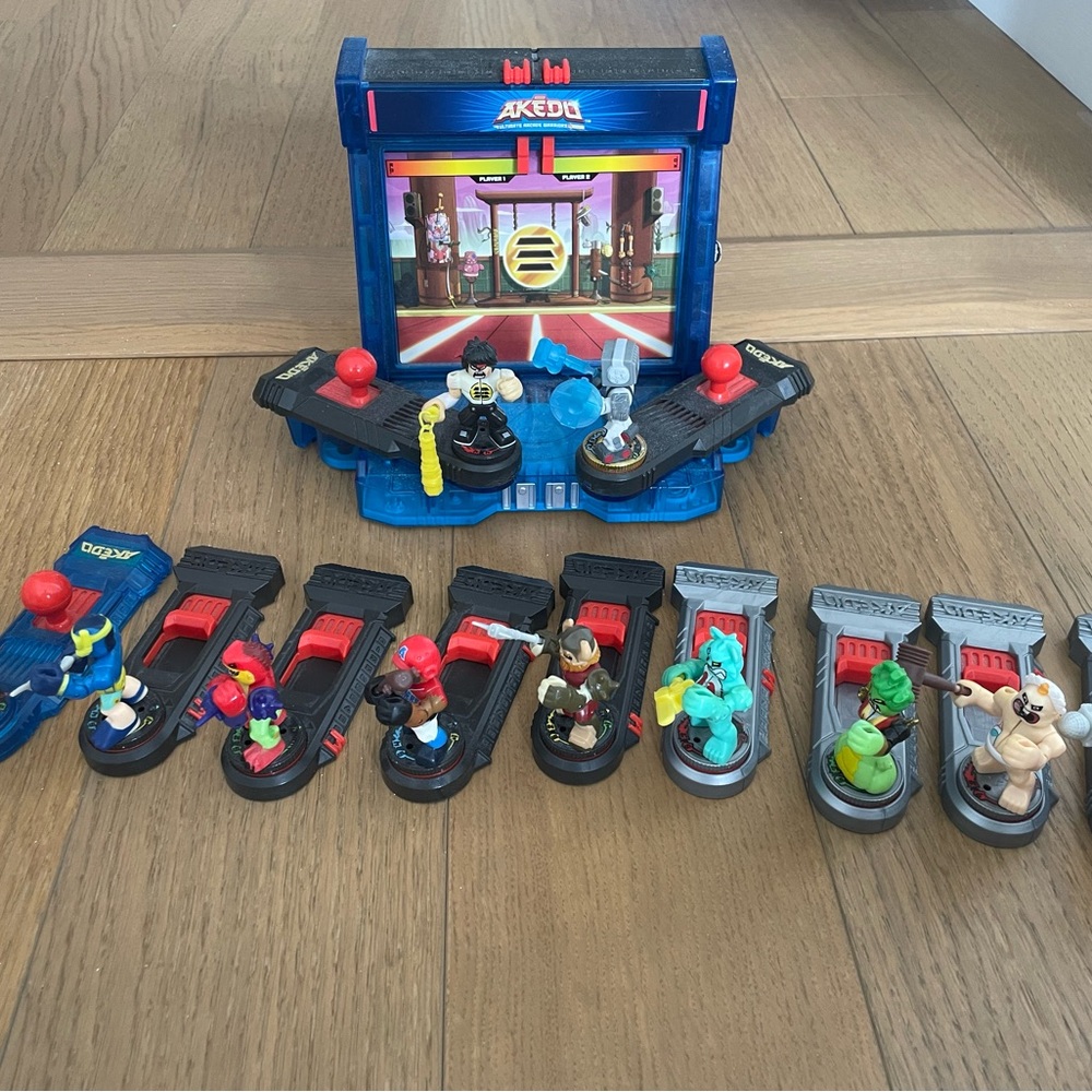 Battle Arena Playset with Blue Fight Stage and 8 Figures